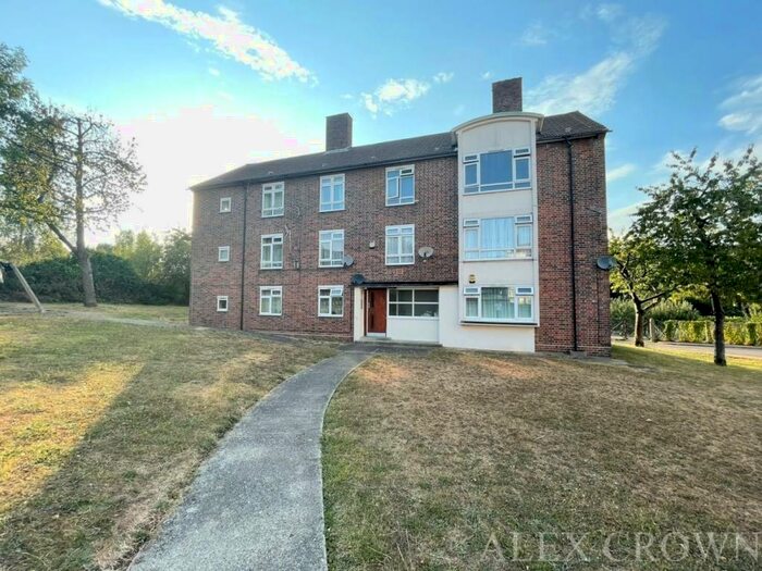 3 Bedroom Flat To Rent In Simmons Close, Whetstone, N20