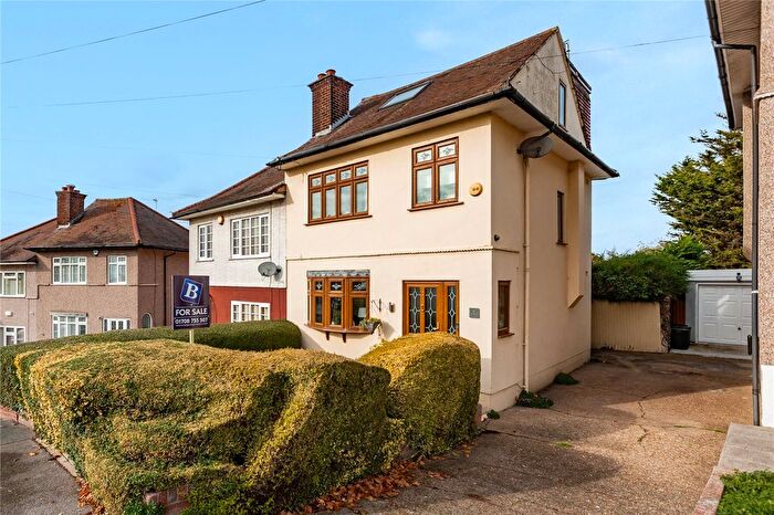 4 Bedroom Semi Detached House For Sale In Hunters Grove, Romford, RM5