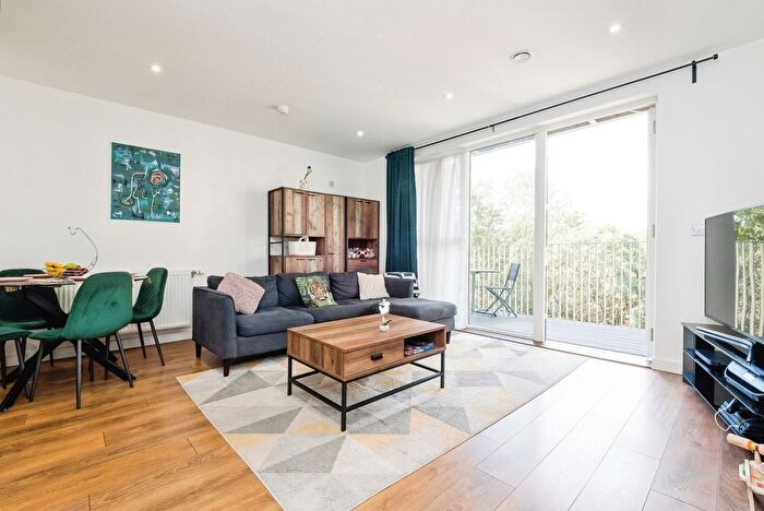 2 Bedroom Flat For Sale In Mahindra Way, Beckton, London, E6