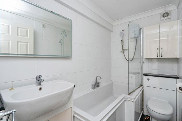 1 Bedroom Flat For Sale In Crombie Close, Waterlooville, Hampshire, PO8