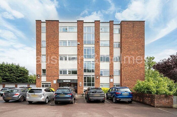 2 Bedroom Flat To Rent In James Close, Golders Green, NW11