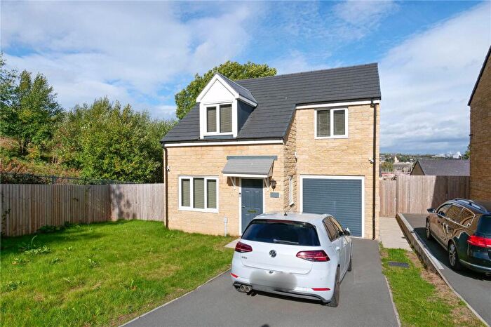 3 Bedroom Detached House For Sale In Thimble Lane, Bradford, West Yorkshire, BD7