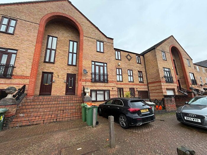 5 Bedroom Semi Detached House To Rent In Garnet Walk, London, E6