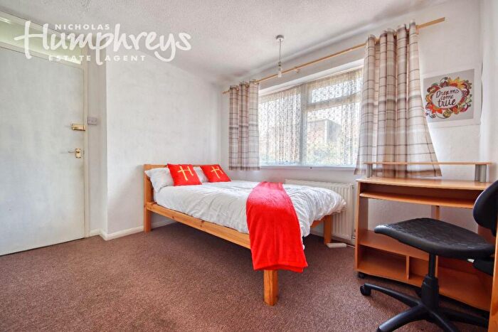 5 Bedroom Semi-Detached House To Rent In Bed Student Home - Mead Way, CT2