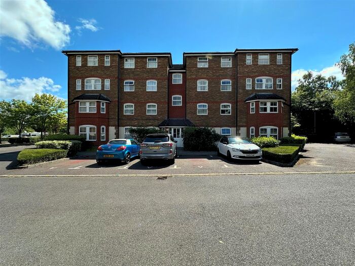 2 Bedroom Flat To Rent In Wingate Court, Aldershot, GU11
