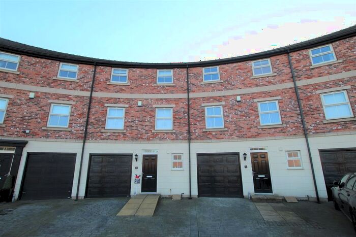 5 Bedroom Town House To Rent In Brook Crescent, Wakefield, WF1