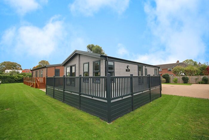 2 Bedroom Mobile/park Home For Sale In Chertsey Lane, Staines-Upon-Thames, TW18