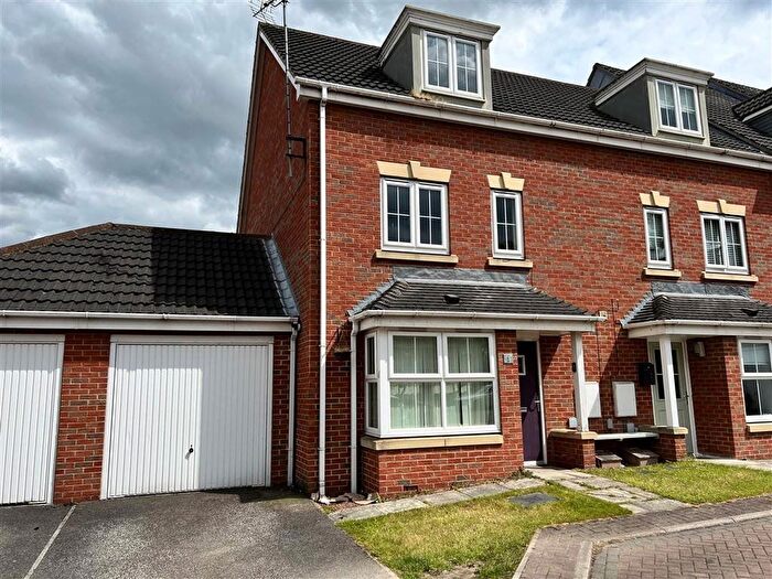 4 Bedroom Town House To Rent In Edlington View, Knottingley, WF11