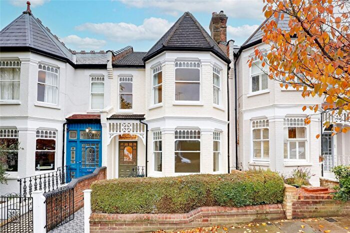 2 Bedroom Flat For Sale In Rosebery Road, London, N10