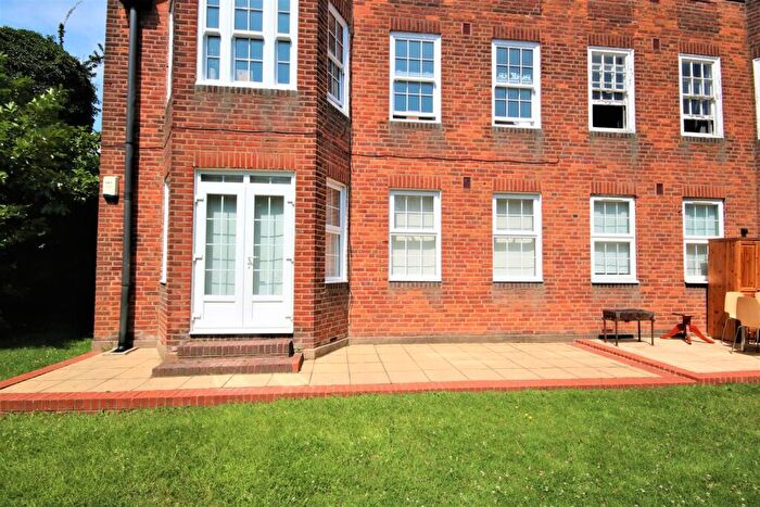 2 Bedroom Flat To Rent In Belmont Close, Cockfosters, EN4