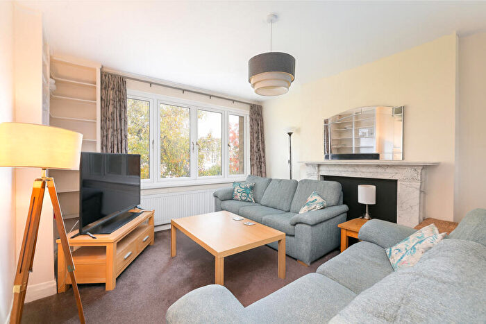 3 Bedroom Flat To Rent In Langford Green, Camberwell, London, SE5