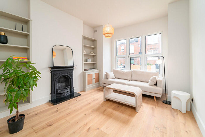 1 Bedroom Apartment For Sale In Rathcoole Gardens, Hornsey, N8