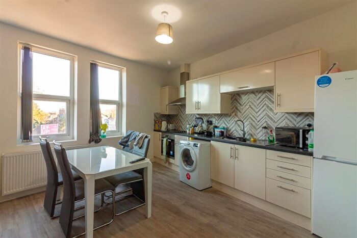 3 Bedroom Flat To Rent In The Crescent, Hyde Park, Leeds, LS6