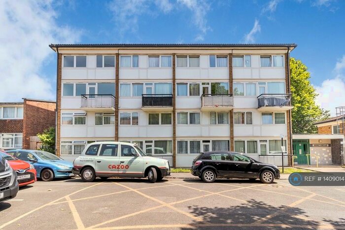 3 Bedroom Maisonette To Rent In Honeymead, London, N8