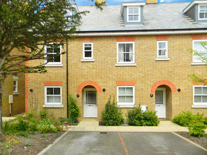 3 Bedroom House To Rent In New Manor Croft, Berkhamsted, HP4
