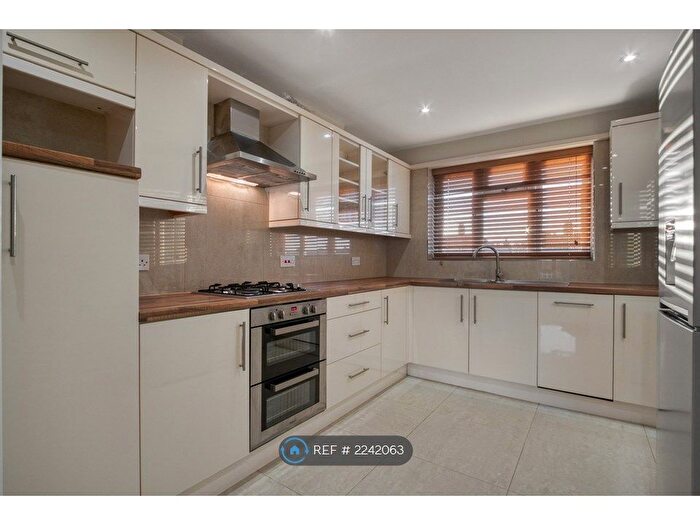 2 Bedroom Flat To Rent In Windsor Court, London, N11