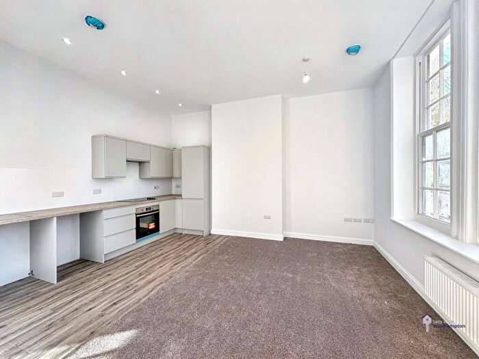 1 Bedroom Flat To Rent In Flat Cherry Tree House, The Avenue, SO17