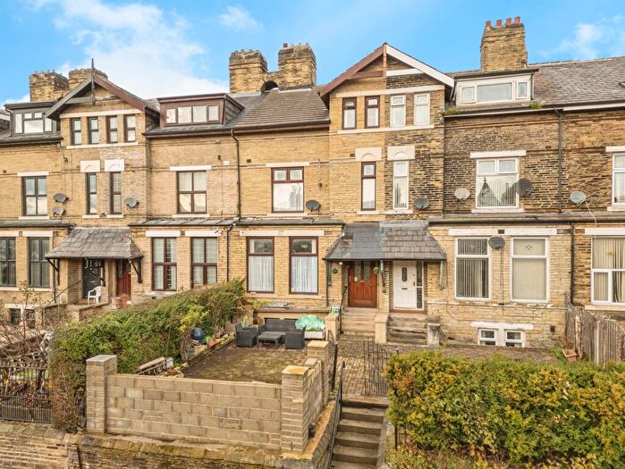 7 Bedroom Terraced House For Sale In Whites View, Bradford, BD8