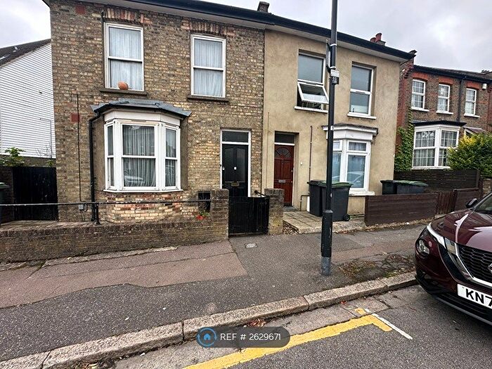 2 Bedroom Flat To Rent In Ewart Grove, London, N22