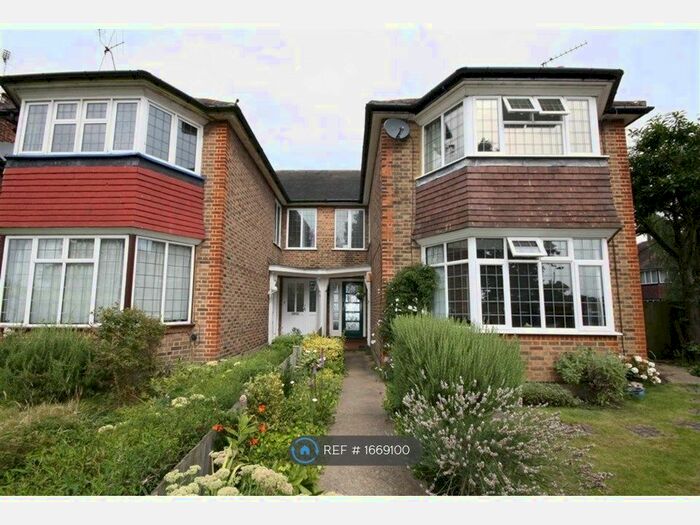 2 Bedroom Maisonette To Rent In Craneford Way, Twickenham, TW2
