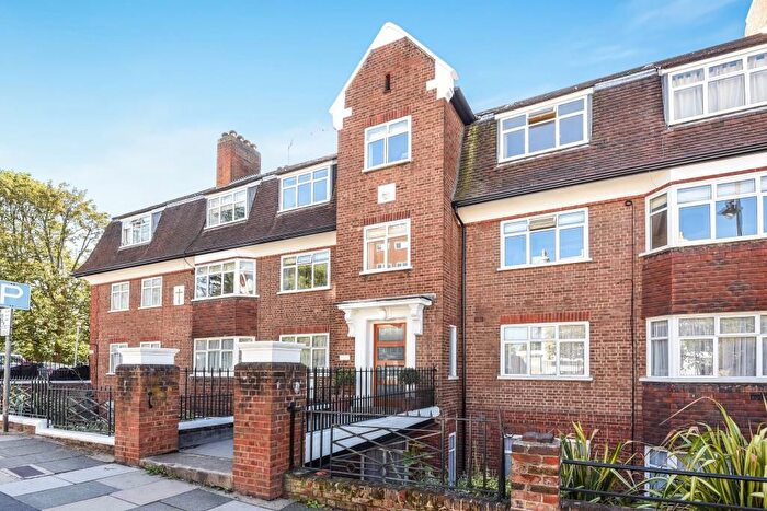 3 Bedroom Flat To Rent In Richmond Hill, Richmond, TW10