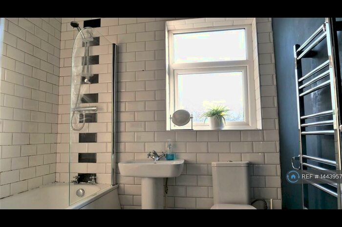 3 Bedroom Flat To Rent In Stockport Road, Manchester, M19