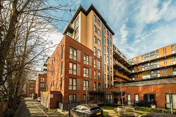 2 Bedroom Flat To Rent In Colonnade Gardens, London, W3