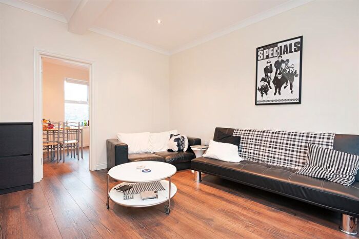 2 Bedroom Flat To Rent In Boleyn Road, London, N16