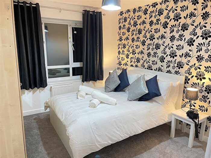 2 Bedroom Flat To Rent In Maplin Park, Slough, SL3