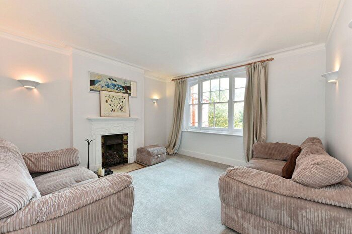 3 Bedroom Flat To Rent In Faraday Mansions, Queens Club Gardens, Barons Court, London, W14