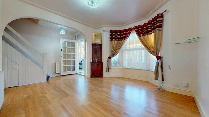 3 Bedroom Flat To Rent In Holmwood Road, IG3