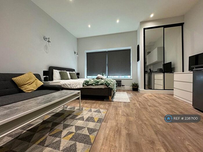 Studio To Rent In Alma Street, Luton, LU1