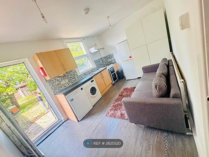3 Bedroom Terraced House To Rent In Bedford Road, Reading, RG1
