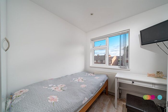 3 Bedroom Terraced House For Sale In Linden Road, London, N11