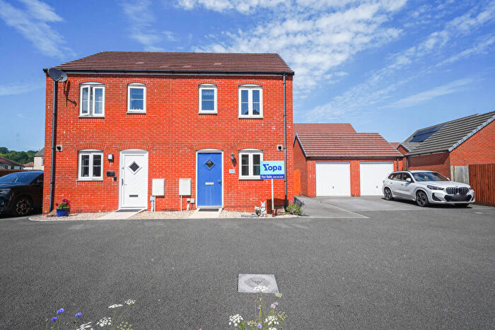2 Bedroom Semi-Detached House For Sale In Stryd Bennett, Llanelli, SA15