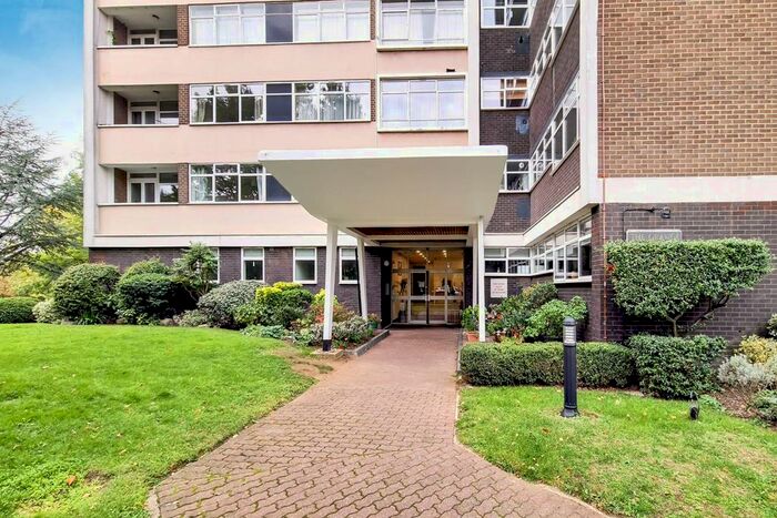 2 Bedroom Flat To Rent In The Knoll, West Ealing, London, W13