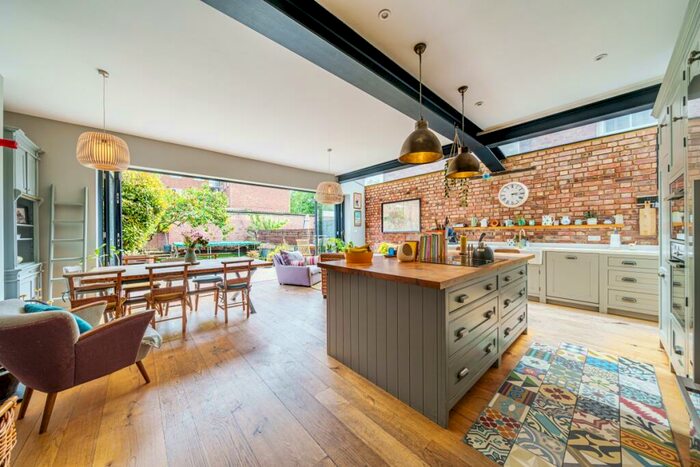 4 Bedroom House To Rent In Greenham Road London, N10