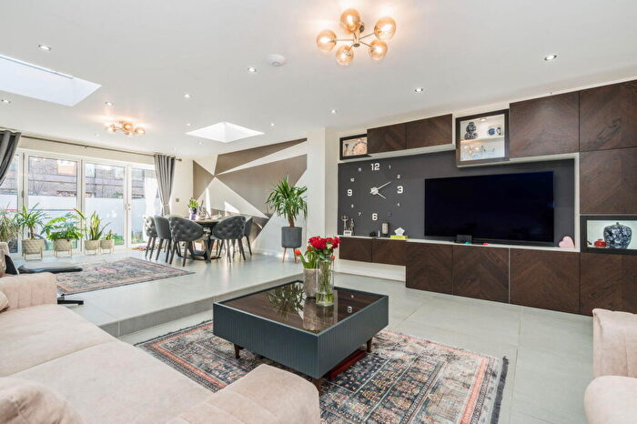 5 Bedroom Town House For Sale In Honeyman Close, Brondesbury Park, NW6