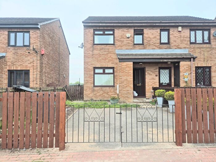 2 Bedroom Property To Rent In Rose Heath, Illingworth, Halifax, HX2