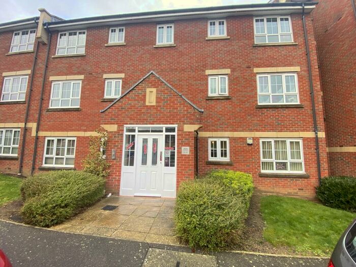 2 Bedroom Flat To Rent In Watling Gardens, Dunstable, LU6