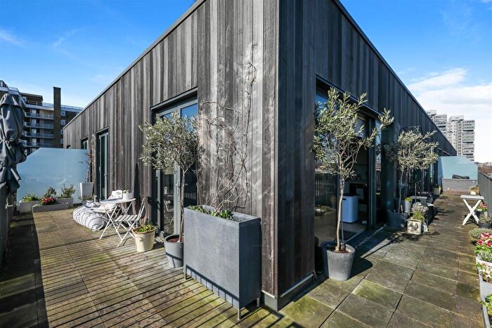 2 Bedroom Penthouse To Rent In Cobalt Place, London, SW11