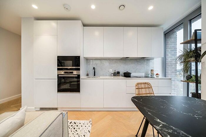 2 Bedroom Flat For Sale In Downs Road, London, E5