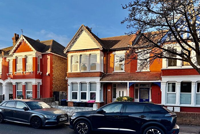 2 Bedroom Flat To Rent In Cranley Road, Essex, SS0
