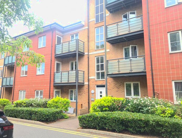 2 Bedroom Flat To Rent In The Parklands, Dunstable, LU5
