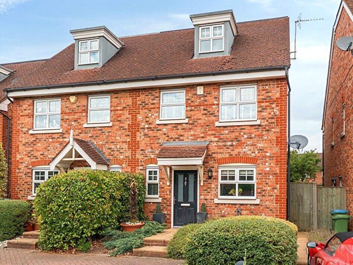 4 Bedroom Semi-Detached House For Sale In Northfield Farm Mews, Cobham, Surrey, KT11