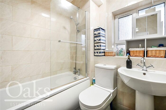 2 Bedroom Flat For Sale In Holmewood Gardens, London, SW2