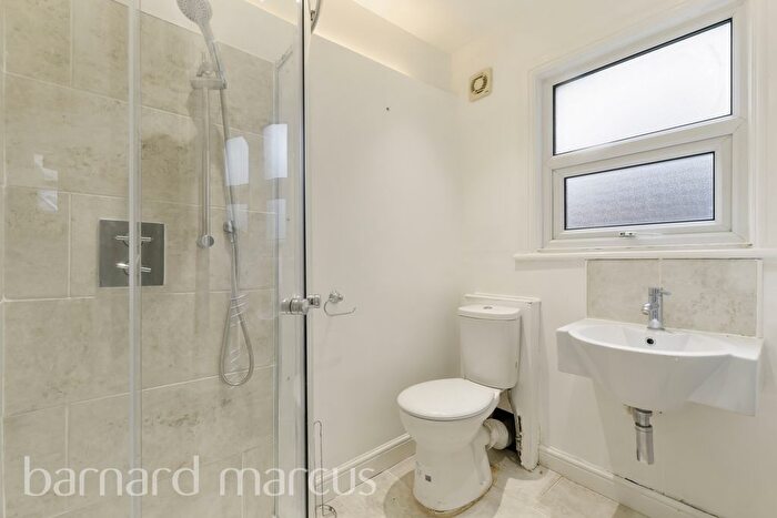 3 Bedroom Flat To Rent In Kempshott Road, London, SW16