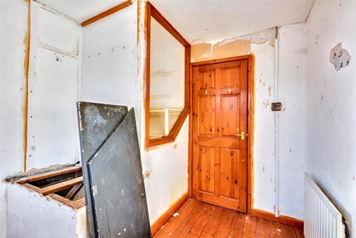 3 Bedroom End Of Terrace House For Sale In Hamilton Gardens, Nottingham, NG5