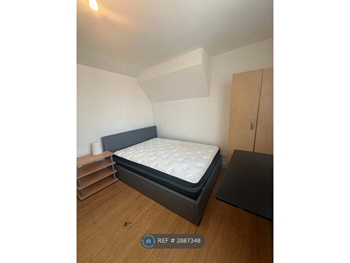 Studio To Rent In High Road, London, N17