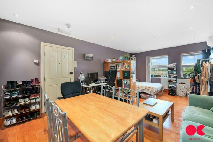 Studio To Rent In High Road Leyton, Leyton, E10